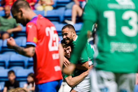 Jönköpings Södras Taylor Silverholt och Malkolm Moenza jublar efter Taylor gjort 0-1