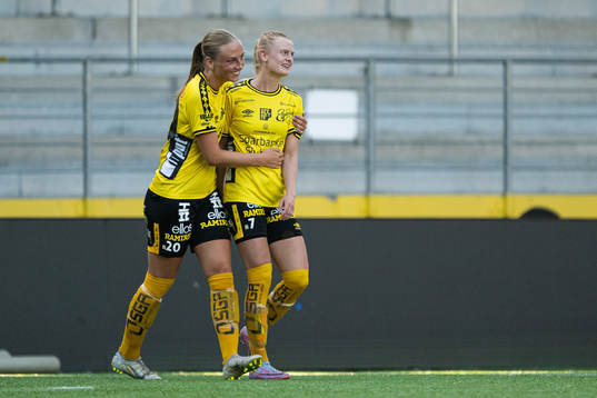 Elfsborgs Hanna Jiozon jublar med Stina Jensen