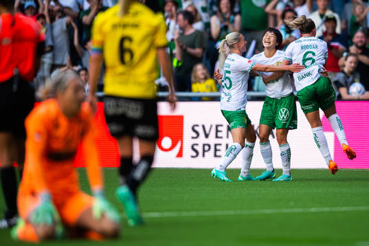 Hammarbys Maika Hamano jublar med lagkamrater efter 3-0