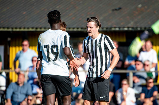 Landskronas Milton Olin jublar efter 0-1 tillsammans med lagkamraterna
