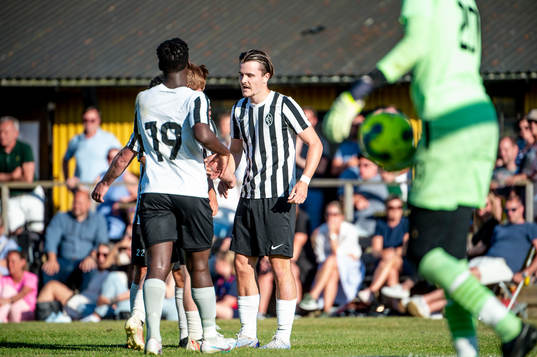 Landskronas Milton Olin jublar efter 0-1 tillsammans med lagkamraterna