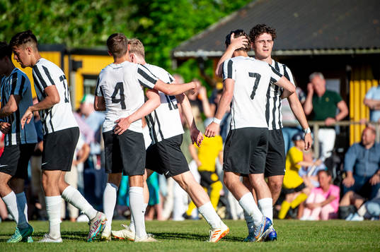 Landskronas Milton Olin jublar med lagkamraterna efter 1-0