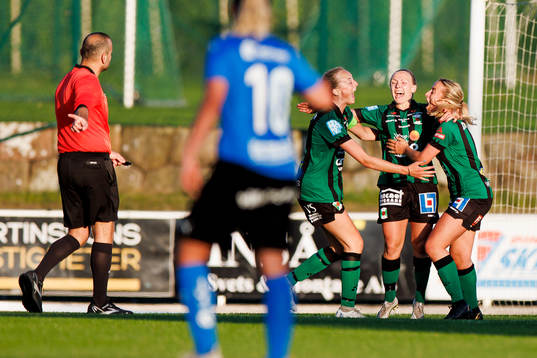 Varbergs spelare jublar efter 1-0 av Sofia Eliasson