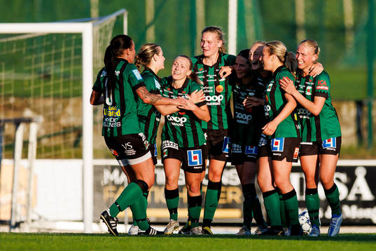 Varbergs spelare jublar efter 1-0 av Sofia Eliasson