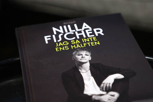 Nilla Fischers bok ”Jag sa inte ens hälften”  på ett
