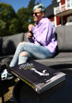 Nilla Fischers bok ”Jag sa inte ens hälften”  på ett