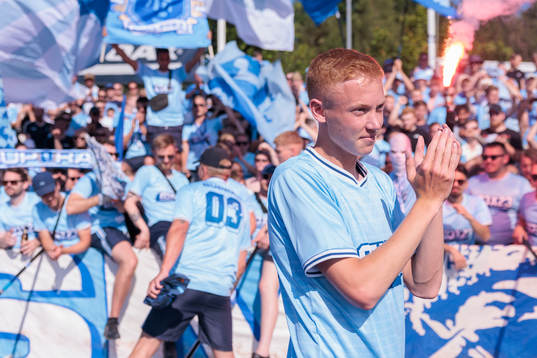 Malmö FFs Hugo Larsson jublar framför fansen