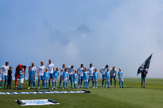 Värnamos startelva och rök före fotbollsmatchen i