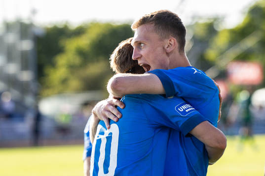 Halmstads Viktor Granath jublar med Halmstads Erik Ahlstrand efter 0-1
