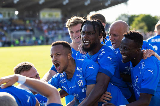 Halmstads Viktor Granath jublar med lagkamrater efter 0-1