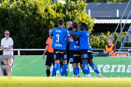 Halmstads Naeem Mohammed jublar med lagkamrater efter 1-2