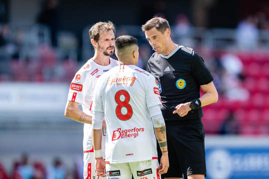 Degerfors Sebastian Ohlsson och Diego De Jesus Campos Ballestero i diskussion med domare Magnus Lindgren