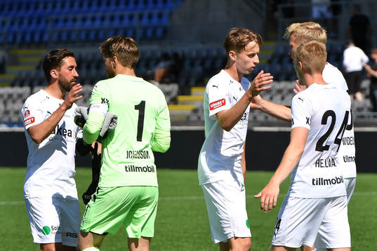 Helsingborgs Frederik Holst och målvakt Kalle Joelsson jublar med lagkamrater