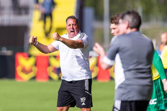 Östersunds tränare Magnus Powell jublar
