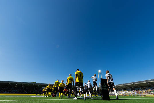 Lagen på väg in för line up  innan fotbollsmatchen i Allsvenskan mellan Häcken och Mjällby den 11 juni 2023 i Göteborg. 