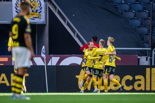 Elfsborgs Jacob Ondrejka jublar med lagkamrater efter att han gjort 0-2