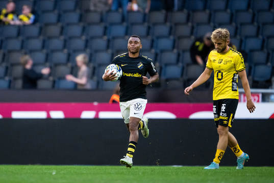 AIKs Abdussalam Magashy jublar efter att han reducerat till 1-2