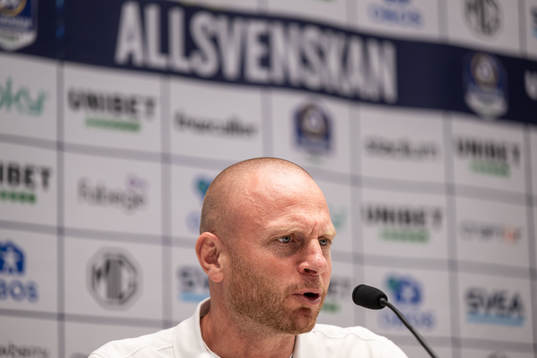 AIKs tränare Andreas Brännström på en presskonferens