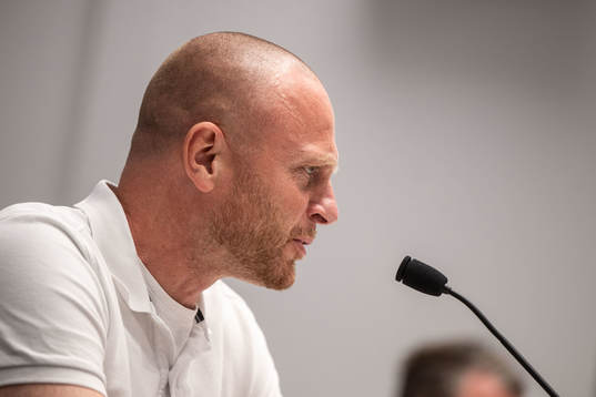 AIKs tränare Andreas Brännström på en presskonferens