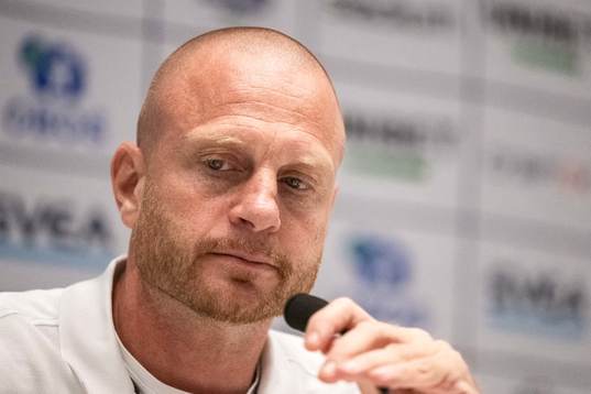 AIKs tränare Andreas Brännström på en presskonferens