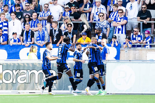 Sirius Tashreeq Matthews jublar med lagkamrater efter 1-0