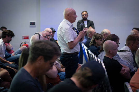Medlemmen och tidigare styrelsemedlemmen Conny Blessner ställer frågor
