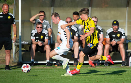 IFK Hässleholms Jussi Tikkanen försöker stoppa en Laholms-spelare