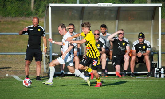 IFK Hässleholms Jussi Tikkanen försöker stoppa en Laholms-spelare