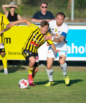 IFK Hässleholms Jussi Tikkanen tas omhand bryskt i en närkamp i matchen i Svenska Cupen mellan Laholm och IFK Hässleholm i Laholm 12 juni 2023.
