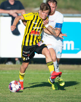 IFK Hässleholms Jussi Tikkanen tas omhand bryskt i en närkamp i matchen i Svenska Cupen mellan Laholm och IFK Hässleholm i Laholm 12 juni 2023.