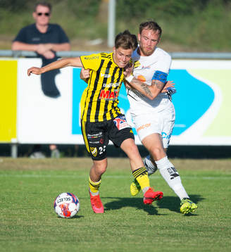 IFK Hässleholms Jussi Tikkanen tas omhand bryskt i en närkamp i matchen i Svenska Cupen mellan Laholm och IFK Hässleholm i Laholm 12 juni 2023.