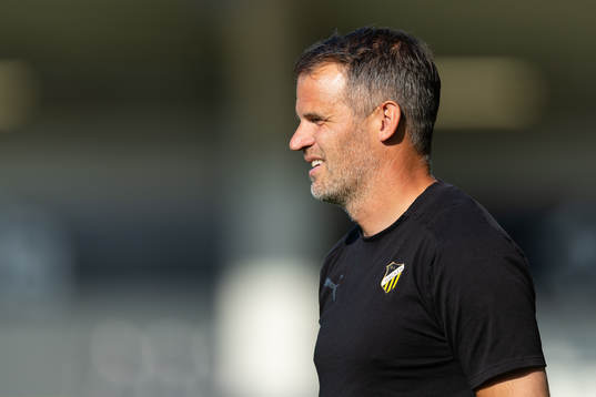 Häckens tränare Robert Vilahamn innan fotbollsmatchen i