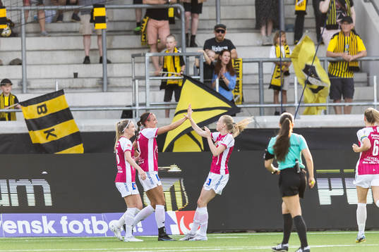 Uppsalas Taryn Ries jublar med lagkamrater efter 2-1 målet