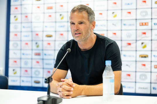 Häckens tränare Robert Vilahamn på presskonferensen
