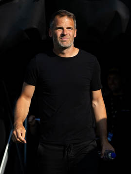 Häckens tränare Robert Vilahamn innan fotbollsmatchen i