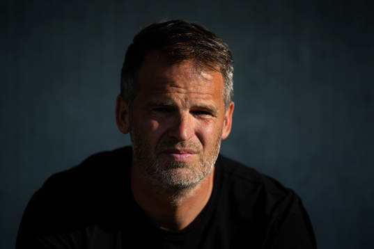 Häckens tränare Robert Vilahamn innan fotbollsmatchen i