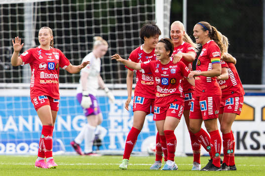 Linköpings Yuka Momiki jublar efter att ha gjort 1-4 för Linköping