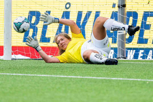 Elfsborgs målvakt Sandra Eriksson värmer upp i