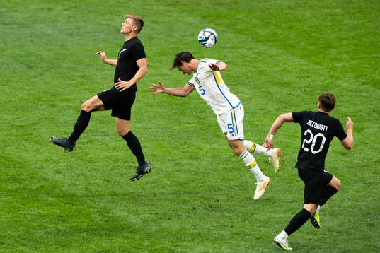 Ben Waine and Kristoffer Olsson of New Zealand againt Hjalmar Ekdal of Sweden