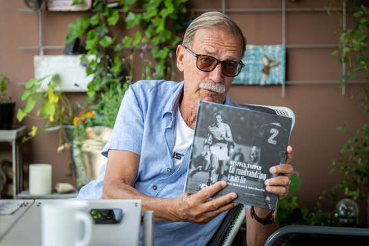 Staffan Tapper håller i sin nya bok ”En rundvandring i