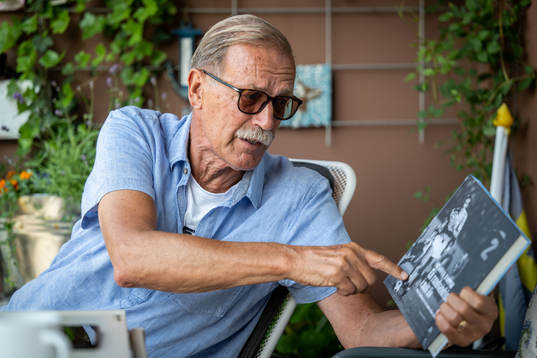 Staffan Tapper håller i sin nya bok ”En rundvandring i
