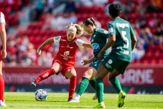 Rikke Bogetveit Nygard of Brann and Cille Nilsen of