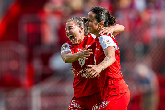 Amanda Paige Frisbie of Brann celebrates after scoring the 3-0 goal