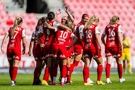 Amanda Paige Frisbie of Brann celebrates after scoring the 3-0 goal