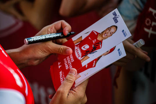 Rikke Bogetveit Nygard of Brann signing a fan-card