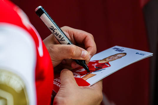 Rikke Bogetveit Nygard of Brann signing a fan-card