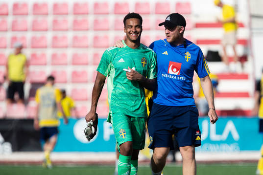 Oliver Dovin and goalkeeper coach Linus Kandolin of Sweden
