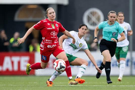 Örebros Emma Peuhkurinen och Hammarbys Kyra Cooney-Cross