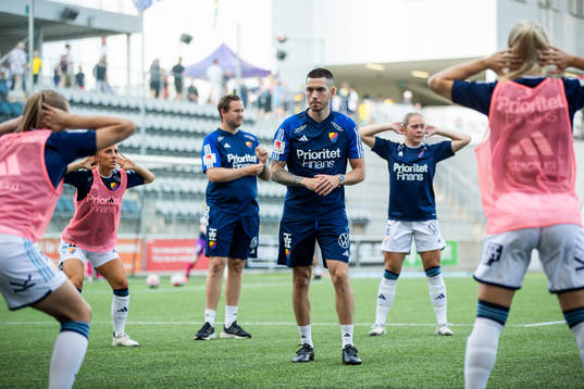 Djurgårdens naprapat Dan Tanaka och spelare