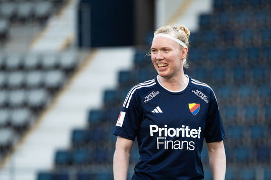 Djurgårdens målvakt Hedvig Lindahl värmer upp